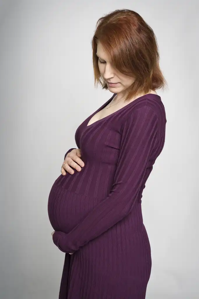 Future maman en robe de grossesse Lille