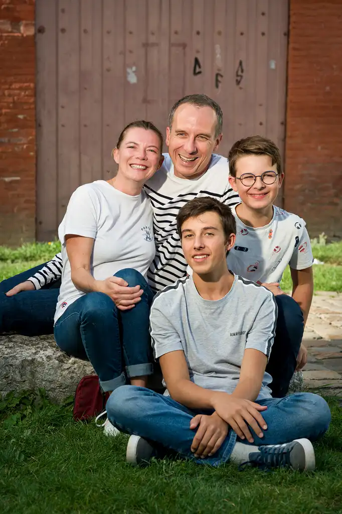 Photographe famille Hauts-de-France – complicité parent enfant