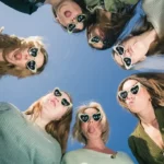 Fous rires devant l’architecture du Colisée