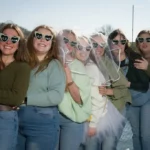 Maeva entourée de sa Bird Team