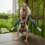 Moment spontané devant les sculptures