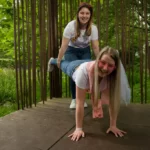 Portrait lumineux sous les arbres