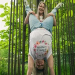 Pose décalée sur une allée pavée