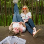 Rires et attitudes décontractées