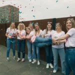 Regards complices et sourires spontanés