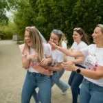 Le Jardin des Géants en arrière-plan