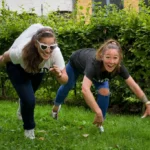 Maud allume le fumigène rose – moment fort du shooting EVJF