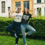 Câlin collectif et sourires sincères entre amies