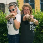 Shooting EVJF fun et coloré avec fumigène rose