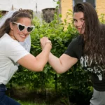 Rires et attitudes décontractées dans les ruelles lilloises