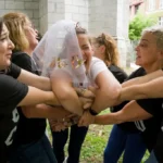 Les filles posent dans la lumière du Vieux-Lille