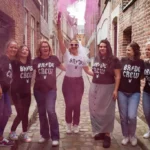 Ruelle pavée, fumée rose et éclats de rire