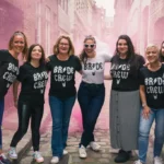 Les filles posent dans la lumière du Vieux-Lille