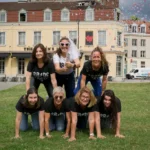 Photo de groupe pleine de mouvement et d’énergie