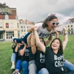 Regard complice entre Maud et ses témoins